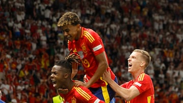 1-0. El delantero del Athletic Club celebra el primer gol de la selección española con Lamine Yamal y Dani Olmo.