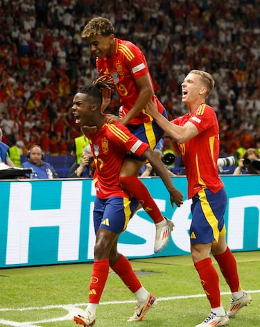 1-0. El delantero del Athletic Club celebra el primer gol de la selección española con Lamine Yamal y Dani Olmo.