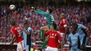 Victoria del Benfica ante otro rival en inferioridad numérica