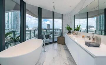 El exfutbolista y su esposa Victoria compraron recientemente esta casa en el rascacielos One Thousand Museum en Miami dise?ado por Zaha Hadid. El ¨¢tico de dos plantas y cinco habitaciones tiene m¨¢s de mil metros cuadrados. El edificio cuenta con piscinas al aire libre y otra cubierta en la planta 60, gimnasio, spa, peluquer¨ªa, sal¨®n de belleza y zonas comunes donde realizar presentaciones y eventos privados.