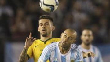 BAS132 BUENOS AIRES (ARGENTINA), 13/11/2015.-El jugador de la selección de Argentina Javier Mascherano (d) disputa el balón con Lucas Lima (i) de Brasil hoy, viernes 13 de noviembre de 2015, durante el partido entre las selecciones de ambos países, clasificatorio para el Mundial Rusia 2018, en el estadio Monumental de Buenos Aires. EFE/David Fernández