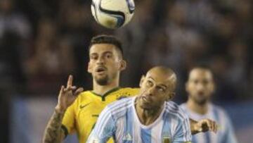 BAS132 BUENOS AIRES (ARGENTINA), 13/11/2015.-El jugador de la selecci&oacute;n de Argentina Javier Mascherano (d) disputa el bal&oacute;n con Lucas Lima (i) de Brasil hoy, viernes 13 de noviembre de 2015, durante el partido entre las selecciones de ambos pa&iacute;ses, clasificatorio para el Mundial Rusia 2018, en el estadio Monumental de Buenos Aires. EFE/David Fern&aacute;ndez