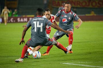 Con goles de Juan Roa, Jhon Pajoy y autogol de Eder Castañeda, Santa Fe venció al América en El Campín de Bogotá. Toma un respiro y escala en la tabla de la Liga.