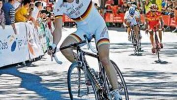 <b>GANADOR. </b>Wegmann superó a Michael Albasini en la llegada.