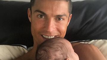 Cristiano Ronaldo posa junto a su hija Eva en una foto de Instagram.