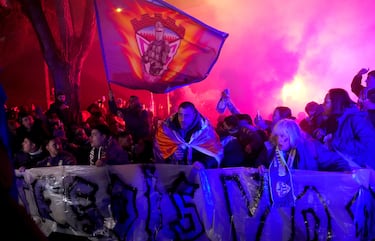 Los seguidores del Guadalajara en las inmediaciones del estadio. El partido se retrasa media hora debido a la inspección de los técnicos del Ayuntamiento de la grada alta del estadio.