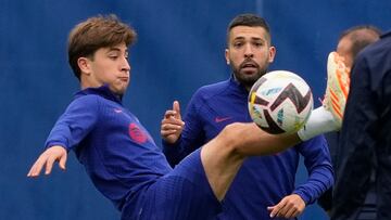 GRAFCAT602. BARCELONA, 22/05/2023.- Los jugadores del FC Barcelona Pablo Torre y Jordi Alba (d) durante el entrenamiento que el equipo azulgrana ha realizado en la ciudad deportiva Joan Gamper para preparar el partido de LaLiga que mañana disputará ante el Real Valladolid. EFE/Alejandro García
