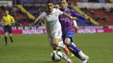 El centrocampista portugués del Albacete Balompié Rua Moutinho se escapa de Toño, del Levante, durante el partido de vuelta de dieciseisavos de final de la Copa del Rey de fútbol que se disputa esta noche en el estadio Ciutat de València.