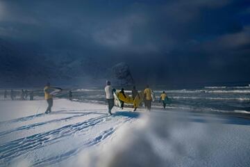 La nieve, la baja temperatura del agua... Nada detiene a estos surfistas que una temporada más disfrutan de la islas noruegas de Lofoten, en pleno Círculo Ártico.  