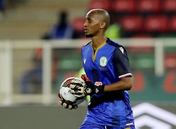 El lateral izqiuerdo del AC Ajaccio y de Comoras se puso los guantes en el partido de la Copa de Africa 2022 que enfrentó a su selección y Camerún, tras los positivos por Covid de los dos guardametas titulares.