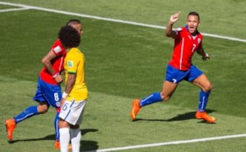 Chile estuvo a un paso de lograr la hazaña en Brasil 2014. Enfrentó al local en octavos de final y todo parecía que se venía abajo tras quedar en desventaja, pero Alexis, es una gran jugada individual, logró el empate. El resto es sabido: travesaño de Pinilla en los descuentos y derrota en los penales.