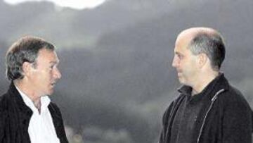 <b>CHARLA CON UN DIRECTIVO DE PESO. </b>El actual técnico, Javier Clemente, dialoga antes de la cena con el directivo Eukeni Olabarria.