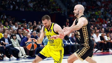 Basketball - EuroLeague Final Four - Final - AS Monaco v Fenerbahce - Etihad Arena, Abu Dhabi, United Arab Emirates - May 25, 2025 Fenerbahce's Marko Guduric in action with AS Monaco's Nick Calathes REUTERS/Rula Rouhana