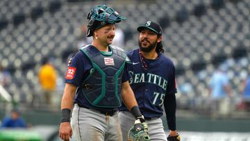 KANSAS CITY, MISSOURI - SEPTEMBER 18: Cal Raleigh #29 and Andr�s Mu�oz #75 of the Seattle Mariners walks off the field after a 2-0 win over the Kansas City Royalsat Kauffman Stadium on September 18, 2025 in Kansas City, Missouri. Ed Zurga/Getty Images/AFP (Photo by Ed Zurga / GETTY IMAGES NORTH AMERICA / Getty Images via AFP)