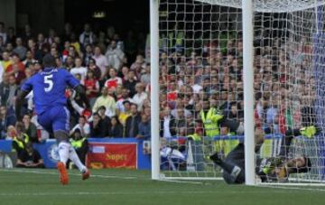 Kurt Zouma celebra el gol que le anotó a Arsenal de cabeza.