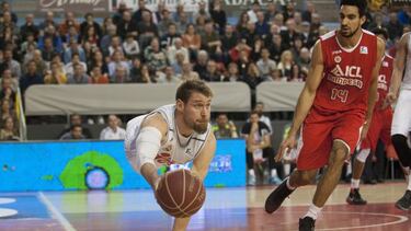 Nocioni, en su pose acrobática en Manresa.