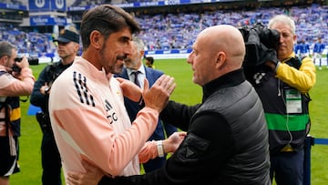 OVIEDO, 04/10/2025.- El entrenador del Real Oviedo, Veljko Paunovic (c-i), saluda a su homólogo del Levante, Julián Calero, momentos antes del inicio del partido de LaLiga EA Sports disputado por ambos equipos este sábado en el Estadio Carlos Tartiere de Oviedo. EFE/ Paco Paredes