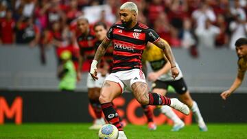 Arbitro marca penal insólito einñedito en el futbol brasileño