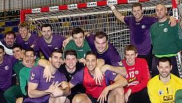 <b>ANFITRIONES. </b>La plantilla del Antequera, ilusionada con dar la campanada en la Copa del Rey.