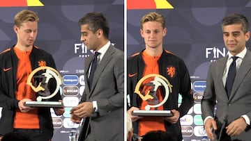 El incómodo momento de De Jong al recibir el premio al mejor jugador joven