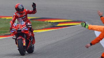 Marc Márquez celebra su victoria en Sachsenring.
