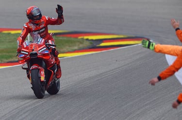 Marc Márquez celebra en la moto su triunfo en el GP de Alemania disputado en el circuito de Sachsenring.
