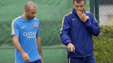 Mascherano dialoga con Luis Enrique durante un entrenamiento.