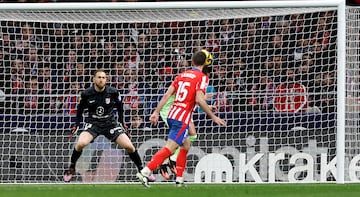 2-2. Centro de Raphinha y Ferran Torres, tras un gran desmarque, cabecea para batir a Jan Oblak.