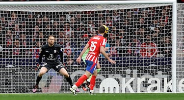 2-2. Centro de Raphinha y Ferran Torres, tras un gran desmarque, cabecea para batir a Jan Oblak.