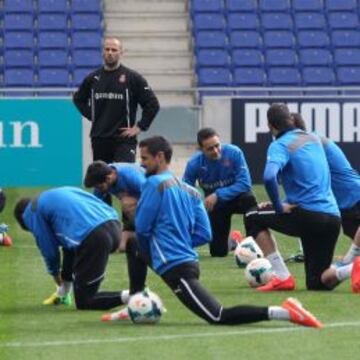 El capitán Sergio García comparte estiramientos con Gabriel Torje, que podría ser la sorpresa en la alineación perica de hoy. Se espera una notable entrada en Cornellà-El Prat, fruto de la promoción del club (aún se pueden comprar localidades a cinco euros para socios). Hasta anoche se habían despachado 1.100 entradas.