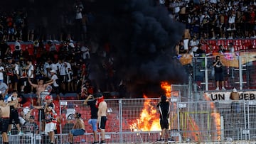 Futbol, Huachipato vs Colo Colo.
Supercopa 2024.
Hinchas de Colo Colo producen incidentes durante el partido contra Huachipato por la Supercopa realizado en el estadio Nacional.
Santiago, Chile.
11/02/2024
Marcelo Hernandez/Photosport

Football, Huachipato vs Colo Colo.
Supercopa 2024
Colo Colo’s fans incidents occur during the game against Huachipato for the Supercopa match at the Nacional stadium in Santiago, Chile.
02/11/2024
Marcelo Hernandez/Photosport