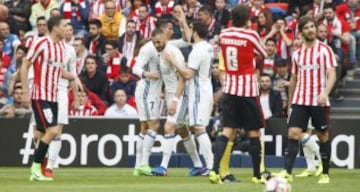 Benzema congratulated by his team mates.