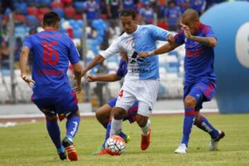 El jugador de Antofagasta Juan Gonzalo Lorca,  centro, disputa el baln con Ricardo Guzman Pereira de Universidad de Chile durante el partido de primera division disputado en el estadio Bicentenario Calvo y 