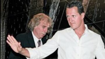<b>MARCAJE CERCANO. </b>Su médico personal, Johannes Peil, está muy pendiente de Michael Schumacher.