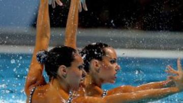 Las nadadoras Espa&ntilde;ol Ona Carbonell (d) y Margalida Crespi (i) durante su ejercicio en las preliminares de la rutina de d&uacute;o t&eacute;cnico.