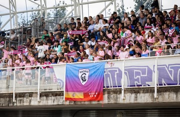 La 'Grada Rosa' animando al Madrid CFF frente al Barça en el Estadio Fernando Torres, de Fuenlabrada (Dani Sánchez)