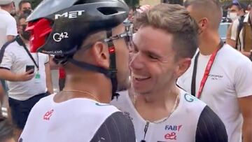 Mira el efusivo abrazo con el que lo recibió.