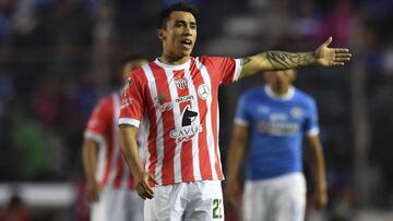 Necaxa's midfielder Edison Puch gestures during their Mexican Clausura tournament football match against Cruz Azul at the Azul stadium in Mexico City on January 7, 2017. / AFP PHOTO / YURI CORTEZ