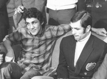 Pedro Carrasco con Mando Ramos. Tras el pol¨¦mico combate de noviembre de 1971, en febrero de 1972 se enfrentaron de nuevo en Los ?ngeles, en esta ocasi¨®n Carrasco perd¨ªo por puntos en otro controvertido combate. En junio de 1972 volvieron a verse las caras en Madrid y el espa?ol volvi¨® a perder por puntos tras 15 asaltos.
