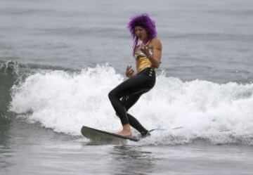 Competición de Surf en ZJ Boarding House Halloween Surf Contest en Santa Monica, California