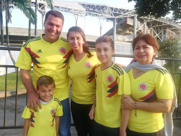 Los aficionados acuden al estadio Hernán Ramírez Villegas para el partido de Colombia frente a Venezuela por la cuarta fecha del Torneo Preolímpico.
