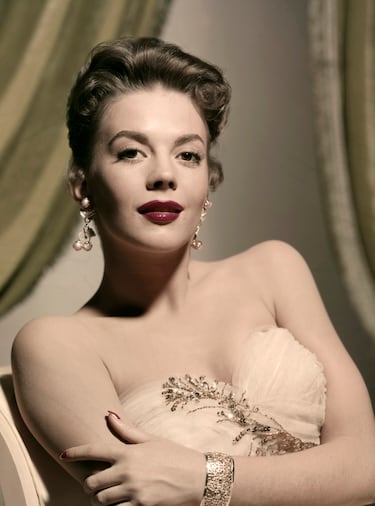 Nació en San Francisco, California, EE.UU. el 20 de julio de 1938. La actriz protagonizó grandes películas como, "Rebelde sin causa", "Centauros del desierto", "Esplendor en la hierba" y "West Side Story", entre otras muchas. 