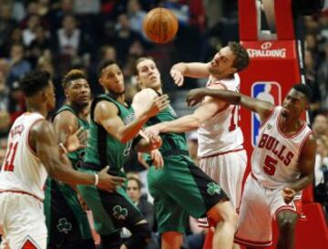 Pau Gasol pasa a Jimmy Butler.