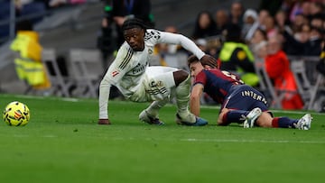 Camavinga se hace con el control del balón.