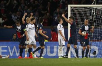 Los jugadores del PSG celebran el gol en propia puerta de David Luiz. 2-1.