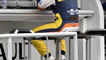 <b>A LA ESPERA. </b>Con la pista mojada, Alonso esperó en el muro a que las condiciones mejorasen.