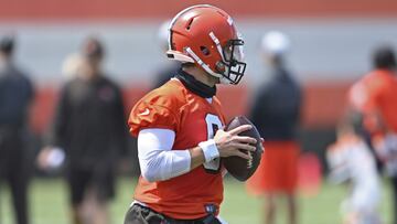 El acuerdo entre el quarterback y el equipo vence al finalizar la temporada de 2022, después de que Cleveland ejerció la opción de quinto año.