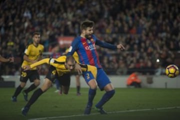 Villanueva sujeta a Piqué en el área. El árbitro Burgos Bengoetxea no pitó penalti.