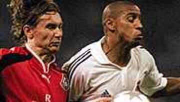 SE VACIÓ. Roberto Carlos marcó el tercer gol del Real Madrid y fue el mejor jugador del partido.