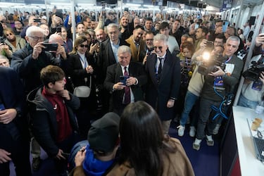 Joan Laporta fotografía a Aitana Bonmatí durante las elecciones del FC Barcelona.